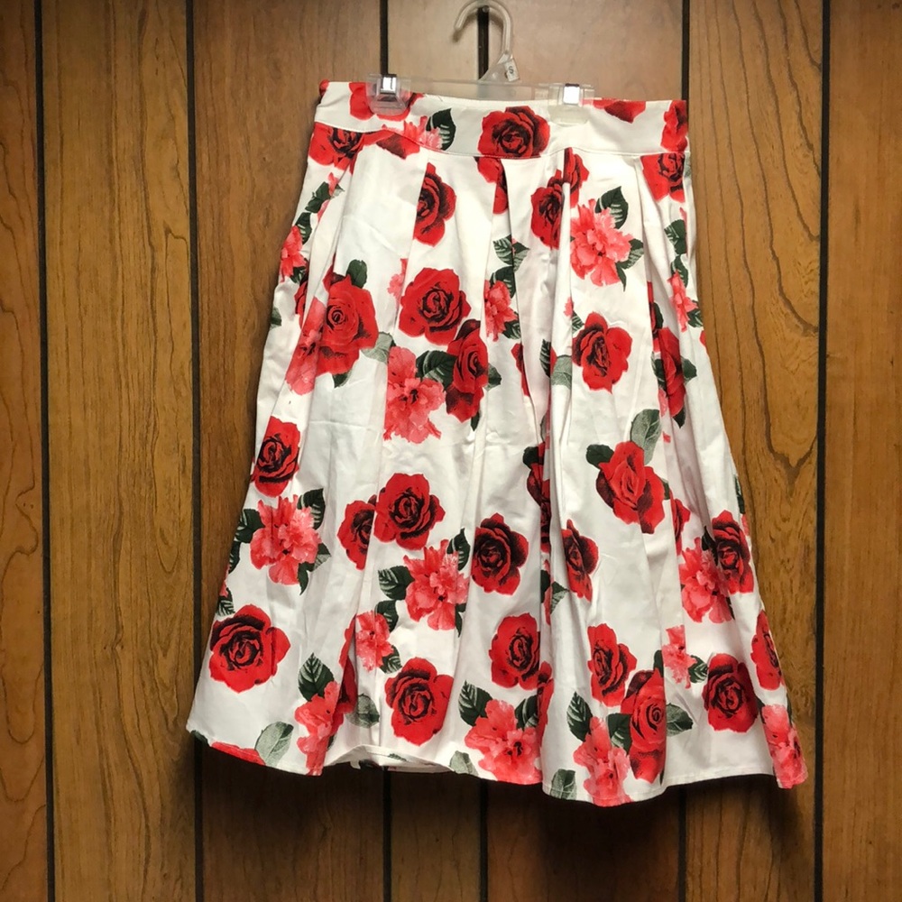 Sucrefas box-pleated white skirt with roses